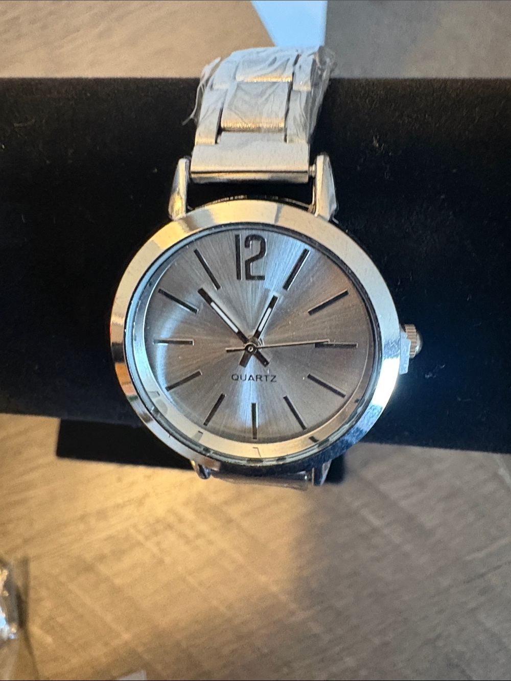 Unisex Silver Tone Quartz Watch – Classic Metal Band